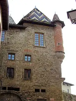 Vue sur un toit dauphinois (tuiles vernissées).