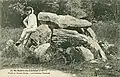 La "fontaine minérale" du Rocher du Parc en forêt de Haute-Sève au début du XXe&nbsp;siècle (carte postale).