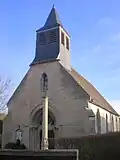 L'église Saint-Aubin, la plaque du monument aux morts (à gauche du portail), et une croix.