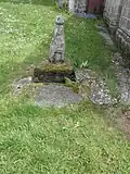 Fontaine au nord de la chapelle Saint-Adrien.