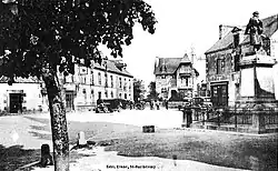 Saint-Barthélemy (Morbihan) : le monument aux morts et la place du bourg vers 1930 (carte postale).