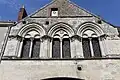 Saint-Benoît-sur-Loire, maison du XIIIe&nbsp;siècle, triplet de fenêtres garnies de tores.
