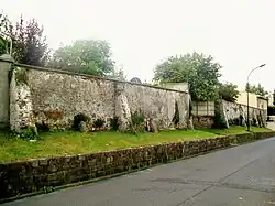 Mur d'enceinte.