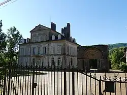 Le château de Lévinhac et le portail de l'ancienne église.