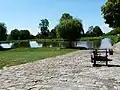 La cale pavée du bassin de stationnement de Saint-Capraise-de-Lalinde.