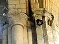Chapiteaux au sud de l'arc triomphal.
