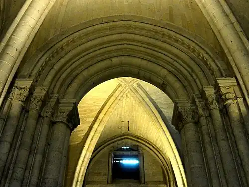 Basilique Saint-Denis, travée sous clocher nord.
