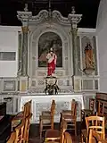 L'église paroissiale : autel du Sacré-Cœur et retable du croisillon sud.