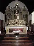 Le maître-autel et son retable. En dessous du maître-autel, la statue de sainte Liporympe en position allongée.