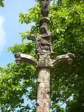 Saint-Divy : le calvaire de l'entrée est de l'enclos paroissial (1652) et sa Vierge de Pitié.