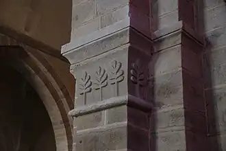 Un chapiteau.