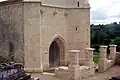 Le portail et les piliers, vestiges du porche (août&nbsp;2011)