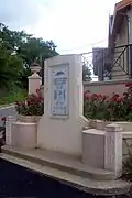 Le monument aux morts devant la mairie (août&nbsp;2011)