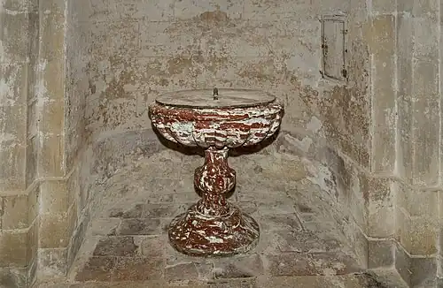 Les fonts baptismaux à godrons en marbre rouge XVIIIe&nbsp;siècle