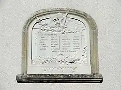 Monument aux morts sur la façade la mairie.