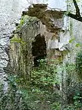 Les restes d'une porte