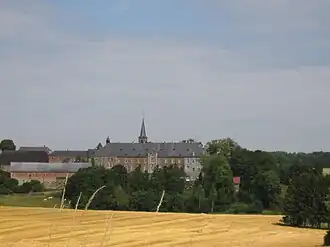 L'ancienne abbaye Saint-Gérard de Brogne et le clocher de l'église paroissiale