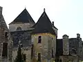 Au premier plan, la tour carrée