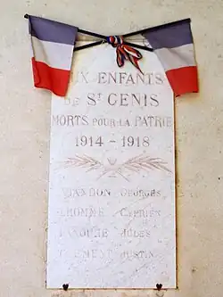 Stèle aux morts sous le porche de l'église (oct.&nbsp;2012)