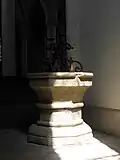 Les fonts baptismaux.