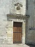 Porte Renaissance à gauche de la façade.