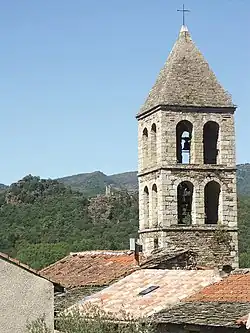 Église paroissiale Saint-Gervais-et-Saint-Protais. On aperçoit le clocher de Neyran au loin.