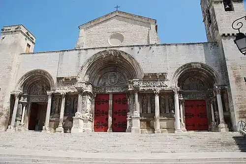 Église abbatiale de Saint-Gilles du Gard : porche à l'antique.