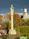 Saint-Goazec : le calvaire du XVe&nbsp;siècle et sa Vierge à l'Enfant.