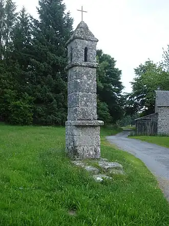 Lanterne des morts, à Saint-Goussaud