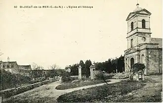 Portail d'entrée et ancienne église.