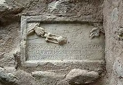 Dalle funéraire en marbre (1225) à l'Église Saint-Jean