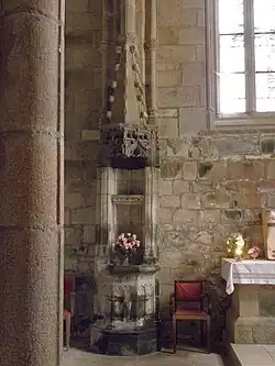 Saint-Jean-du-Doigt : église paroissiale, crédence.