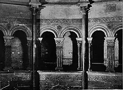 Photo en noir et blanc de l'intérieur d'un bâtiment.