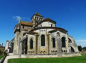 Église de Saint-Jouin-de-Marnes (Deux-Sèvres), avec chapelles et quel­ques voûtes du gothique angevin.