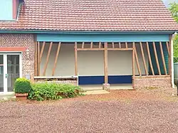 Préau extérieur de l'école.