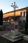 Le monument aux morts dans le cimetière (janv.&nbsp;2012)