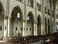 Grandes arcades au nord.