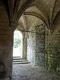 Vestibule, vue vers le portail.