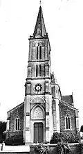 Saint-Lormel ː la façade de l'église paroissiale au début du XXe&nbsp;siècle (carte postale).