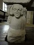 L'ange assis lisant un livre.