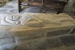 Dalle funéraire avec le gisant d’Alain de Pontual, XIVe siècle.