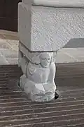 Pied du tombeau de Saint Lunaire avec un ange lisant un livre.