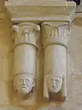 Culots sculptés à l'entrée du chœur.