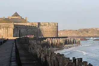 Plage du Sillon : parapet en granite de Lanhélin et pavage en grès d'Erquy charmant « l'œil rivé sur le pavé vieilli ».