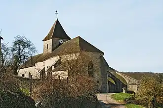 L'église à flanc de colline domine le village.