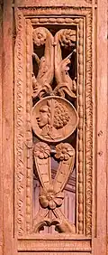 Détail du côté d'une rangée de stalles du chœur.