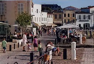Les quais du port de Saint-Martin-de-Ré, cette petite capitale historique de l'île de Ré est aujourd'hui un centre touristique très prisé dans l'île.