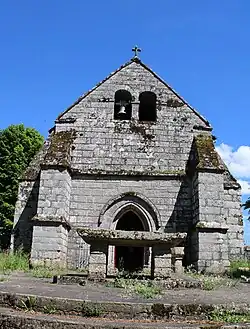 La façade et l'autel extérieur.