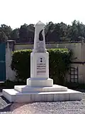 Le monument aux morts à l'arrière de l'église (août&nbsp;2012)