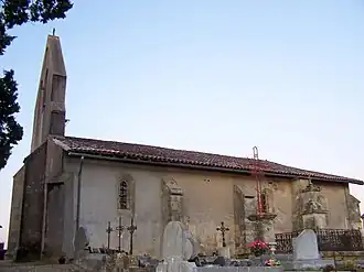 L'église Saint-Michel dans le bourg (fév.&nbsp;2010)